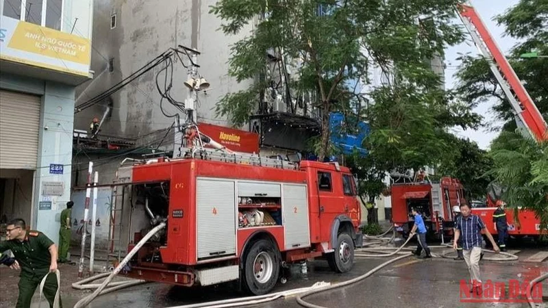 Lực lượng cảnh sát chữa cháy vụ hỏa hoạn tại quán karaoke ở phố Quan Hoa, quận Cầu Giấy (Hà Nội). (Ảnh: internet)