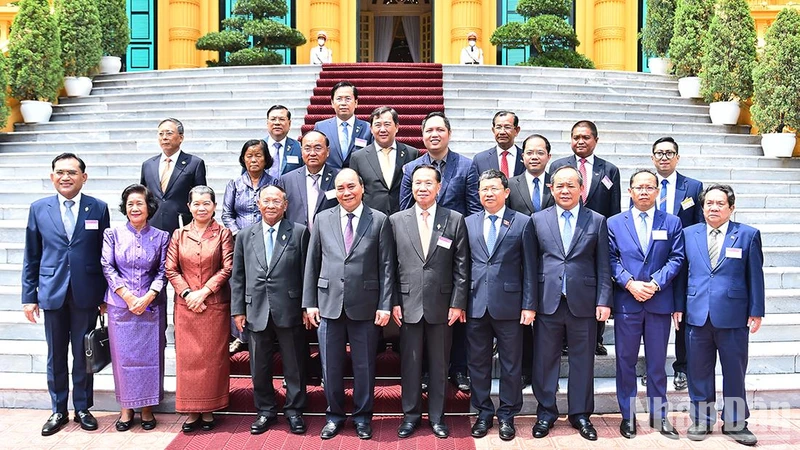 Chủ tịch nước Nguyễn Xuân Phúc, Chủ tịch Quốc hội Campuchia Samdech Heng Samrin và các đại biểu.