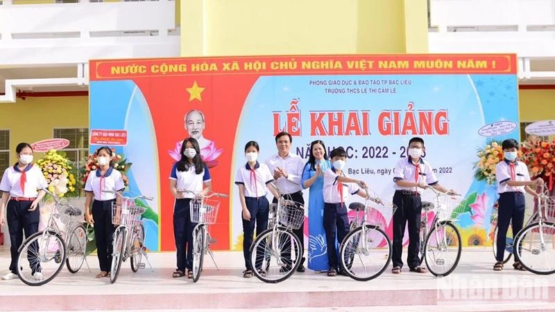 Trao tặng 10 xe đạp cho học sinh nghèo Trường Trung học cơ sở Lê Thị Cẩm Lệ, thành phố Bạc Liêu.