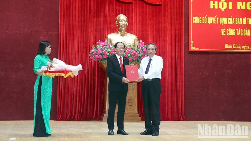 Phó Trưởng Ban Tổ chức Trung ương Hoàng Đăng Quang (phải) trao Quyết định cho đồng chí Phạm Anh Tuấn.