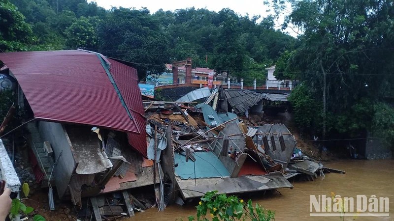 Nhiều nhà dân ở xã Yên Thành, huyện Quang Bình (Hà Giang) bị sập do nước lũ dâng cao.