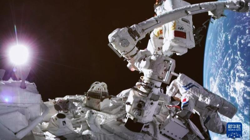 Hãy thưởng thức hình ảnh phi hành gia người Anh Tim Peake khi ông ta đến Trạm Không Gian Quốc Tế! Xem đồng đội của ông ta trong những bức hình tuyệt đẹp của vũ trụ.