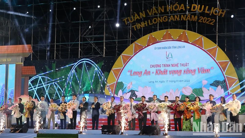 Lãnh đạo tỉnh Long An tặng hoa tri ân các nhà tài trợ cho chuỗi sự kiện “Tuần Văn hóa-Du lịch Long An 2022”.