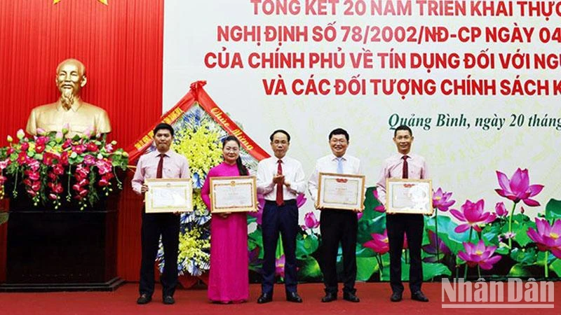 Lãnh đạo tỉnh Quảng Bình tặng bằng khen cho các cá nhân có thành tích xuất sắc trong thực hiện chương trình tín dụng chính sách xã hội.