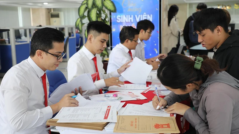 Thí sinh làm hồ sơ đăng ký nhập học tại Trường đại học Quốc tế Sài Gòn.