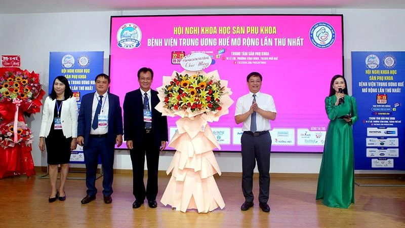 Phó Chủ tịch Thường trực UBND tỉnh Thừa Thiên Huế Nguyễn Thanh Bình tặng hoa chúc mừng hội nghị.