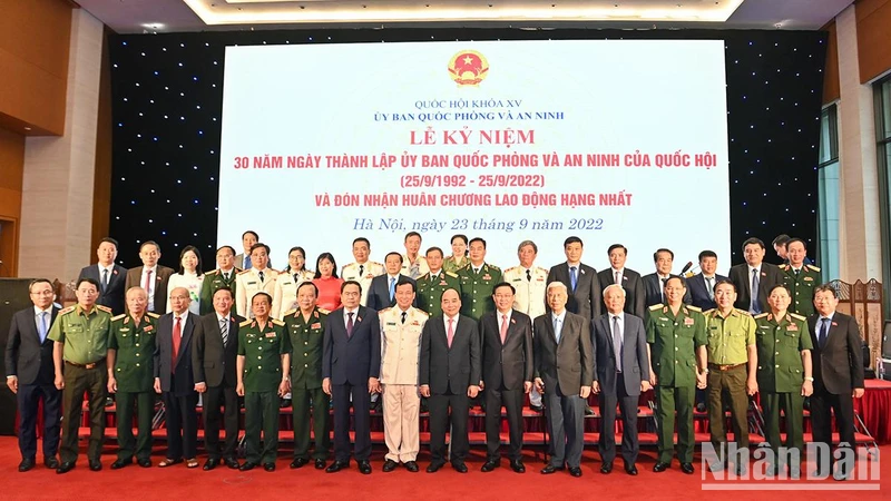 Chủ tịch nước Nguyễn Xuân Phúc, Chủ tịch Quốc hội Vương Đình Huệ chụp ảnh lưu niệm với các đại biểu tại lễ kỷ niệm. 