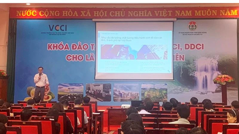 Quang cảnh lớp đào tạo, tập huấn về cải thiện môi trường đầu tư kinh doanh, nâng cao năng lực cạnh tranh cấp tỉnh cho cán bộ, doanh nghiệp tỉnh Đắk Nông.