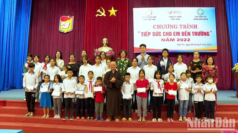 Hội khuyến học tỉnh trao học bổng “Tiếp sức đến trường” cho học sinh trên địa bàn thành phố Việt Trì.