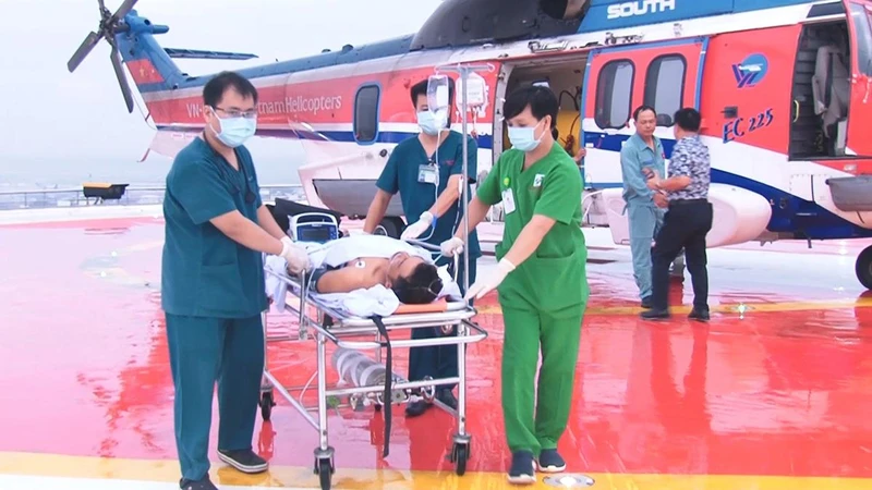 Bệnh nhân được đưa vào đất liền an toàn vào sáng 2/10. (Ảnh bệnh viện cung cấp).