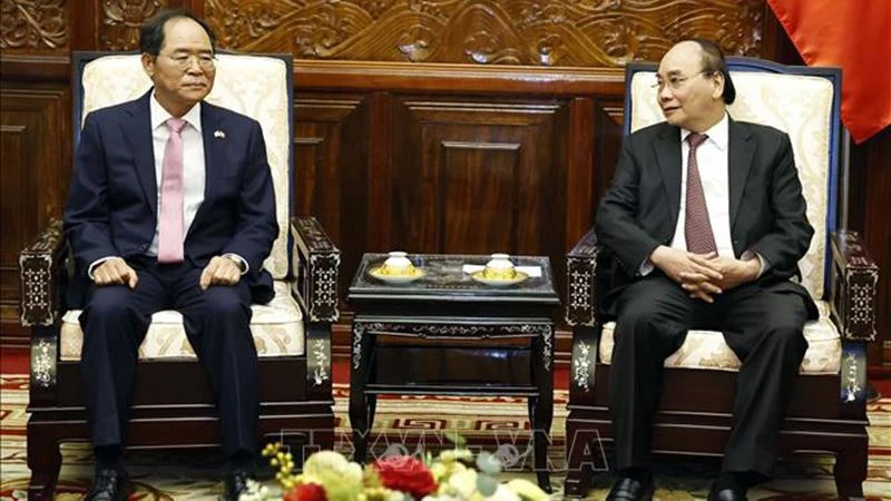 Chủ tịch nước Nguyễn Xuân Phúc tiếp Đại sứ Hàn Quốc Park Noh Wan đến chào từ biệt kết thúc nhiệm kỳ công tác tại Việt Nam. (Ảnh: Thống Nhất/TTXVN)