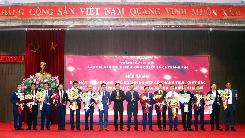 Lãnh đạo Thành ủy Hà Nội tặng hoa, biểu trưng cho các doanh nghiệp thực hiện hiệu quả Nghị quyết 9.