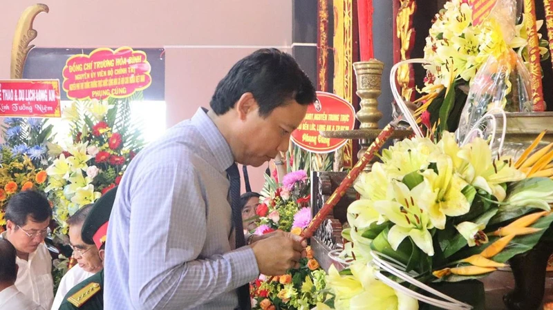 Lãnh đạo tỉnh Long An dâng hương tưởng niệm vị Anh hùng của dân tộc Nguyễn Trung Trực.