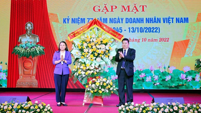 Lãnh đạo Tỉnh ủy Ninh Bình tặng hoa chúc mừng Hiệp hội doanh nghiệp Ninh Bình..