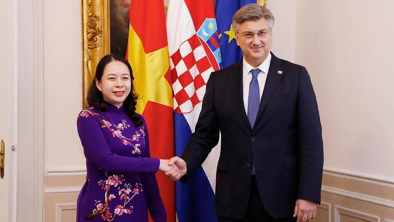 Thủ tướng Croatia Andrej Plenkovic đón Phó Chủ tịch nước Võ Thị Ánh Xuân. (Ảnh TTXVN)