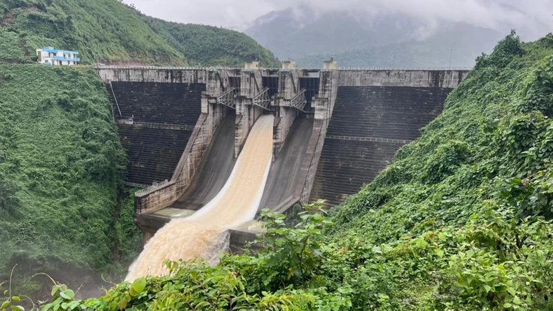 Thủy điện A Vương tăng lưu lượng xả nước để ứng phó với đợt mưa lớn.