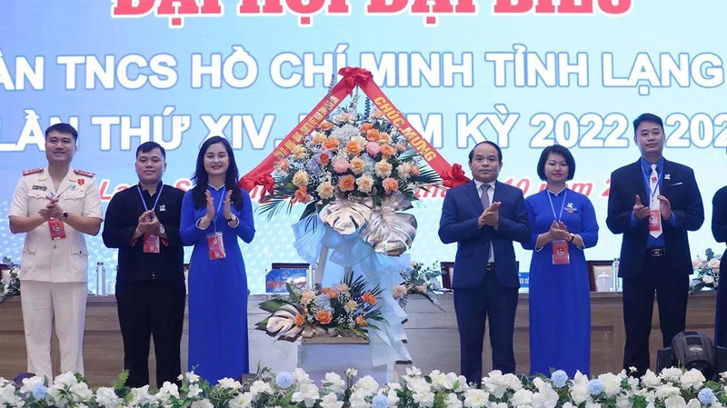 Đồng chí Nguyễn Quốc Đoàn, Ủy viên Trung ương đảng, Bí thư tỉnh ủy Lạng Sơn, tặng hoa chúc mừng Đại hội Đoàn Thanh niên Cộng sản Hồ Chí Minh tỉnh Lạng Sơn.