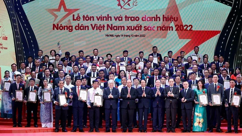 Trao danh hiệu 100 tấm gương “Nông dân Việt Nam xuất sắc” năm 2022. (Ảnh: Thống Nhất/TTXVN)