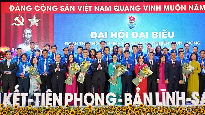 Các đồng chí Bùi Quang Huy, Nguyễn Long Hải và đại diện các đơn vị liên quan trao hoa chúc mừng Ban Chấp hành Đoàn Khối Trung ương khóa IV, nhiệm kỳ 2022-2027.