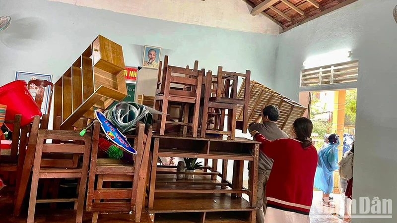 Các trường học tại vùng thấp trũng Hương Trà từ chiều 14/10 đã cho học sinh nghỉ học, đồng thời kê cao bàn ghế, đồ đạc để tránh đợt mưa lũ lớn.