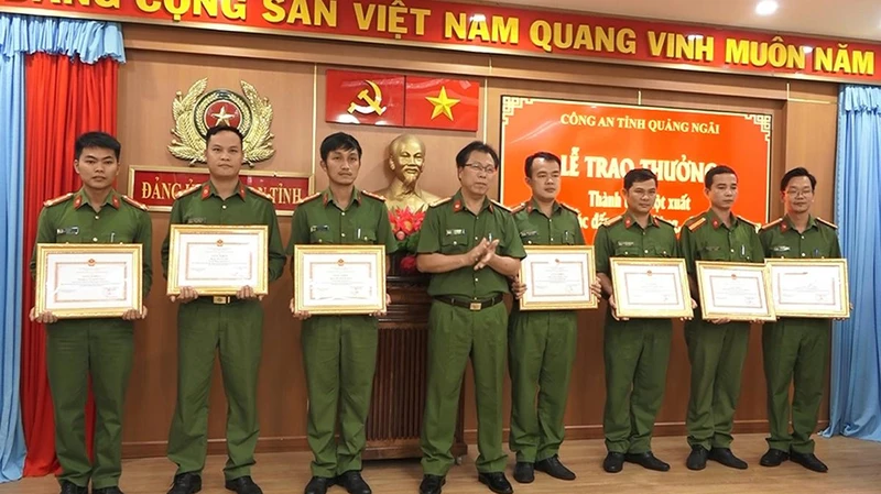 Đại tá Trần Văn Mạnh, Phó Giám đốc Công an tỉnh trao giấy khen cho các tập thể, cá nhân có thành tích truy bắt nhanh đối tượng dùng súng gây án. 