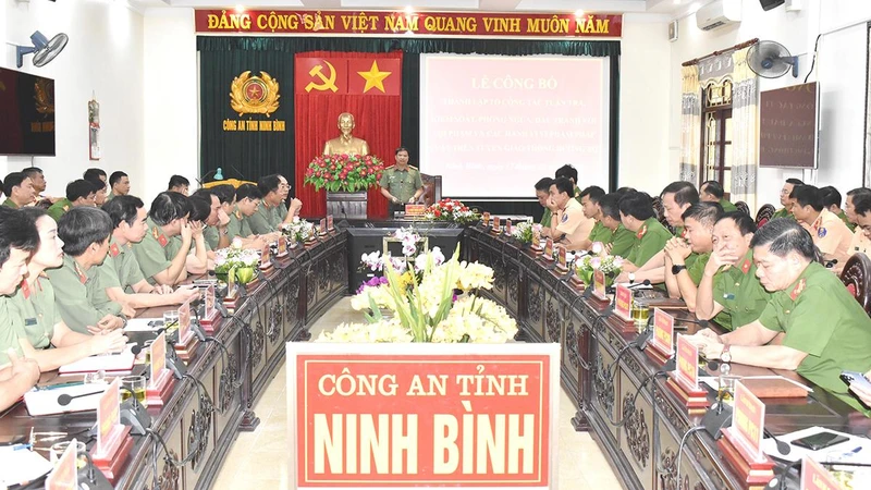 Công an tỉnh Ninh Bình công bố quyết định thành lập 2 tổ công tác xử lý hành vi sai phạm trên đường bộ.