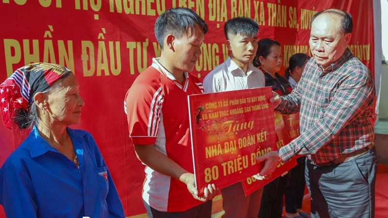 Dịp Ngày vì người nghèo 17/10 năm nay, Công ty Thăng Long hỗ trợ 560 triệu đồng xóa nhà tạm cho 7 hộ nghèo ở xã Thần Sa.