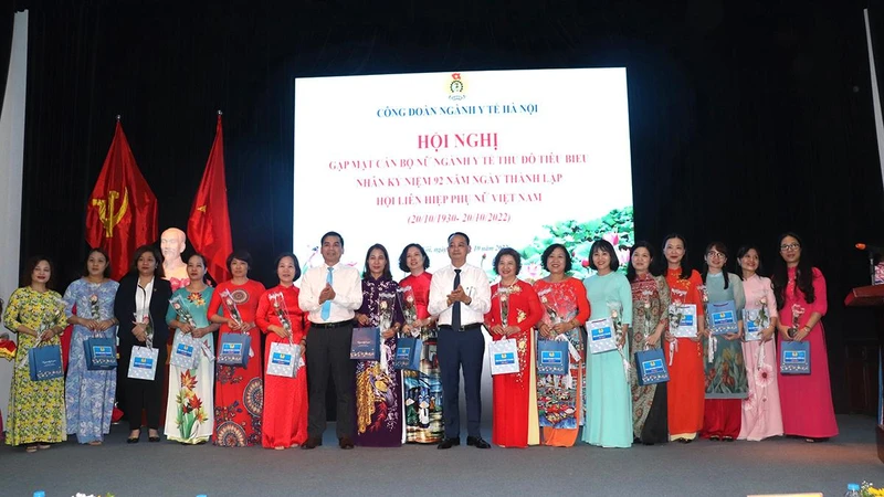 Lãnh đạo Công đoàn ngành y tế Hà Nội trao thưởng cho các cán bộ nữ ngành y tế Hà Nội tiêu biểu.