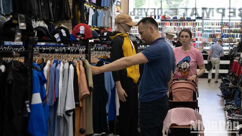 Người dân Nga trong một trung tâm mua sắm ở Moskva. 