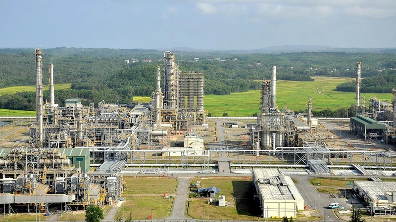 Nhà máy lọc dầu Dung Quất tăng công suất lên 109% để đáp ứng nhu cầu thị trường xăng dầu đang thiếu hụt. 