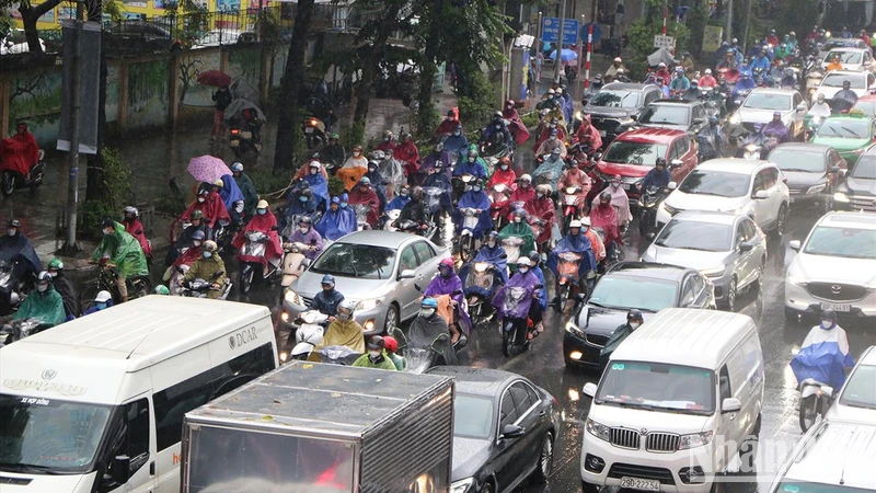 Đường Nguyễn Trãi vẫn đông nghịt phương tiện vào thời điểm hơn 9 giờ sáng 20/10.