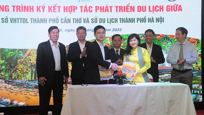 Đại diện ngành du lịch Hà Nội và Cần Thơ đã ký kết văn bản hợp tác liên kết, thúc đẩy du lịch giữa 2 thành phố.