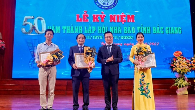 Đồng chí Lê Quốc Minh (thứ 2, từ phải sang) tặng Bằng khen của Hội nhà báo Việt Nam cho đại diện các tập thể thuộc Hội Nhà báo tỉnh Bắc Giang.