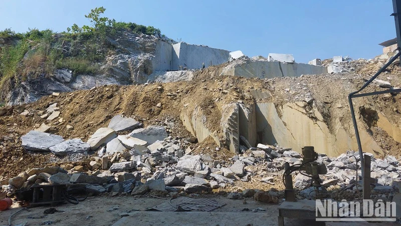 Mặc dù có nhiều vi phạm, song mỏ đá Hang Dơn vẫn hoạt động rầm rộ gây bức xúc trong nhân dân.