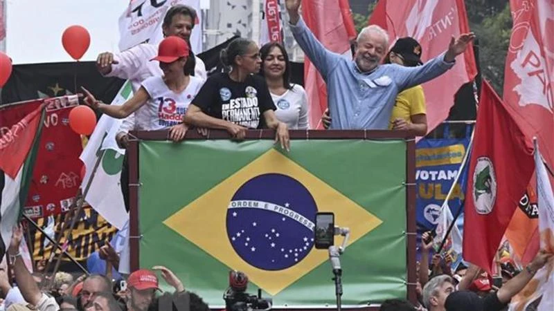 Ứng cử viên Tổng thống Brazil Luiz Inácio Lula da Silva (phải) tại cuộc vận động tranh cử ở Sao Paulo, Brazil, ngày 29/10/2022. (Ảnh: AFP/TTXVN)