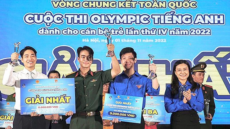 Đồng chí Nguyễn Phạm Duy Trang, Bí thư Trung ương Đoàn, Chủ tịch Hội đồng Đội Trung ương (ngoài cùng bên phải) trao giải nhất tặng các thí sinh đội X-Men.