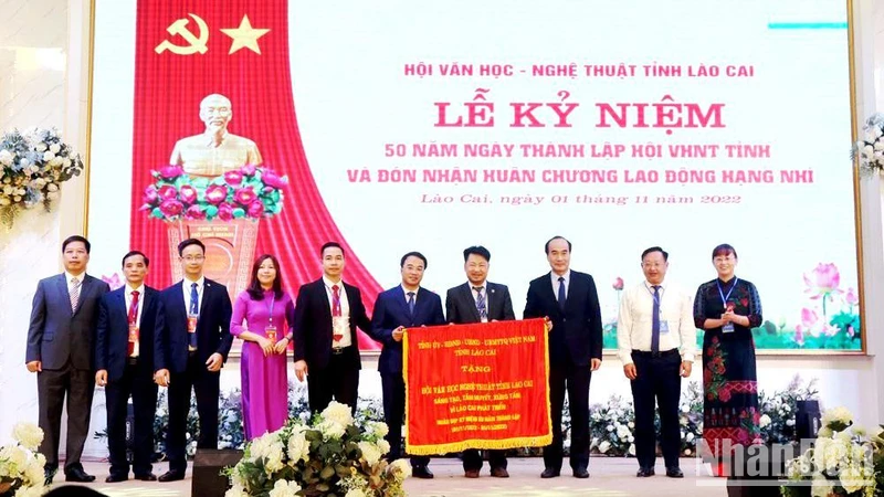 Đồng chí Phó Bí thư Thường trực Tỉnh ủy Lào Cai đã tặng Hội Văn học–Nghệ thuật tỉnh bức trướng nhân kỷ niệm 50 năm thành lập Hội.