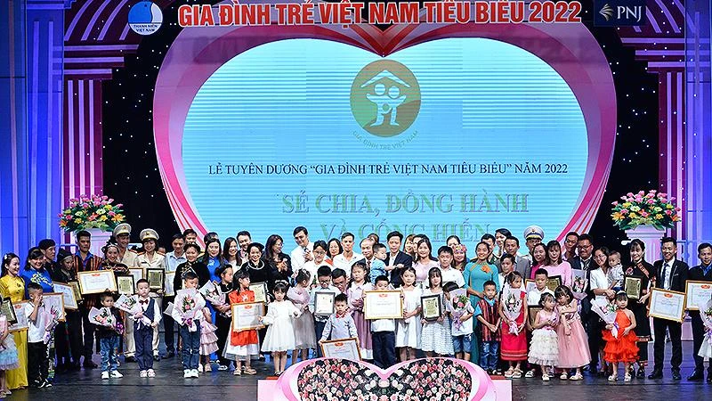 Đại diện lãnh đạo các bộ, ban, ngành cùng 21 “Gia đình trẻ Việt Nam tiêu biểu” năm 2022 tại buổi lễ.