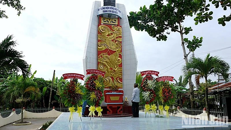 Đài tưởng niệm đồng bào tử nạn trong cơn bão Linda tại miền biển xã Khánh Hội, huyện U Minh, tỉnh Cà Mau.
