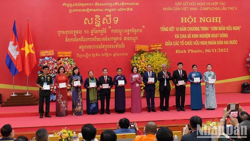 Trung ương Hội hữu nghị Việt Nam-Campuchia tặng Kỷ niệm chương vì tình hữu nghị Việt Nam-Campuchia cho các cá nhân.