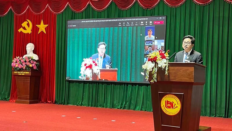 Đồng chí Đinh Hoàng Linh, Vụ trưởng Vụ Văn hóa Thông tin-Ủy ban Nhà nước về người Việt Nam ở nước ngoài (Bộ Ngoại giao) báo cáo tại Hội nghị.