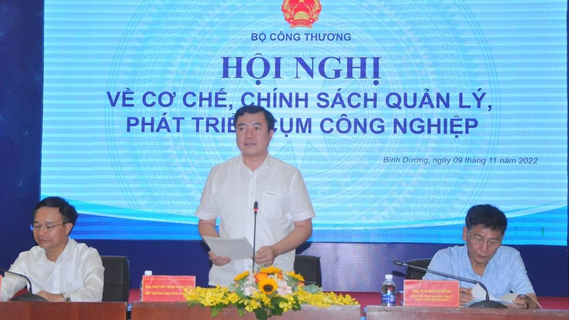 Thứ trưởng Công thương Nguyễn Sinh Nhật Tân phát biểu ý kiến tại hội nghị.