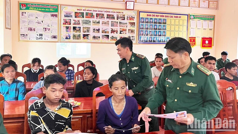 Cán bộ, chiến sĩ Đồn Biên phòng Cồn Roàng tuyên truyền pháp luật cho đồng bào ở xã biên giới Thượng Trạch, huyện Bố Trạch.