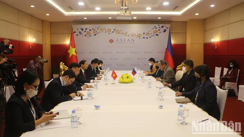 Cuộc gặp song phương giữa Bộ trưởng Ngoại giao Việt Nam và Philippines tại Phnom Penh, ngày 9/11. 