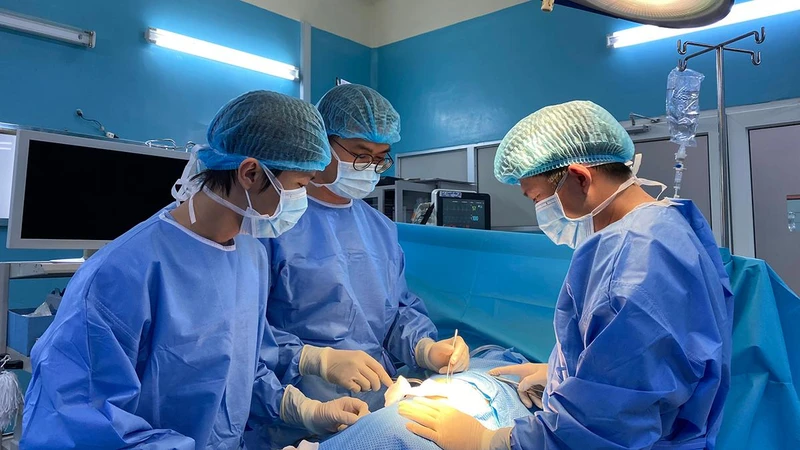 Các bác sĩ Bệnh viện Bình Dân chuẩn bị phẫu thuật cho bệnh nhân H. (Ảnh bệnh viện cung cấp)