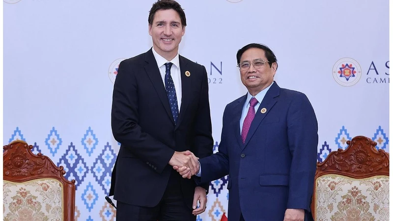 Thủ tướng Phạm Minh Chính và Thủ tướng Canada Justin Trudeau. (Ảnh: TTXVN)