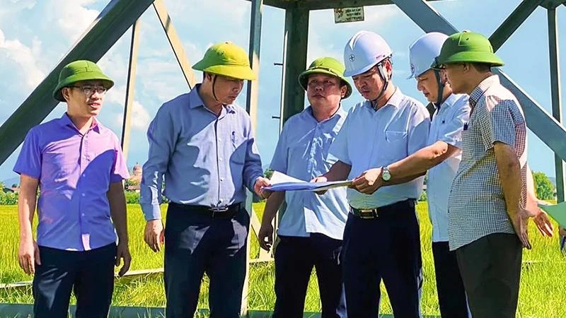 Đại diện lãnh đạo huyện Thạch Hà cùng Ban Quản lý dự án Thăng Long kiểm tra hiện trạng khu vực triển khai dự án đường cao tốc bắc-nam. 