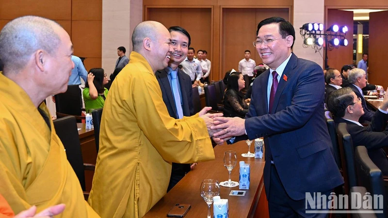 Chủ tịch Quốc hội Vương Đình Huệ với các đại biểu dự buổi gặp mặt.