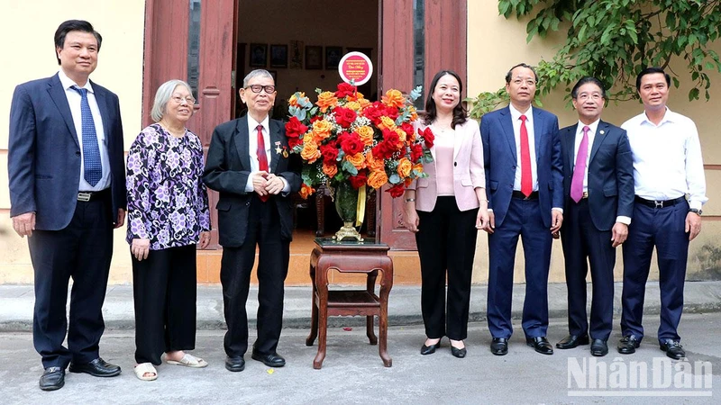 Phó Chủ tịch nước Võ Thị Ánh Xuân tặng hoa Anh hùng Lao động, Nhà giáo Nhân dân Nguyễn Đức Thìn.