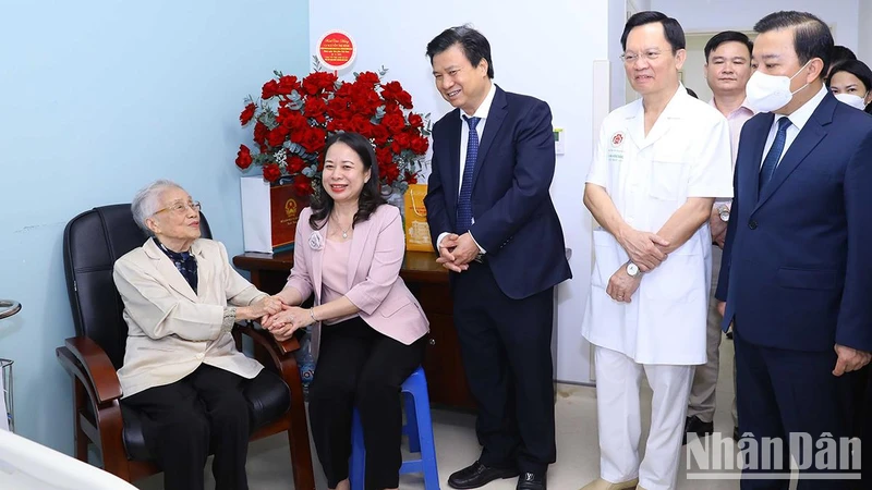 Phó Chủ tịch nước Võ Thị Ánh Xuân thăm nguyên Phó Chủ tịch nước, nguyên Bộ trưởng Giáo dục và Đào tạo Nguyễn Thị Bình. 